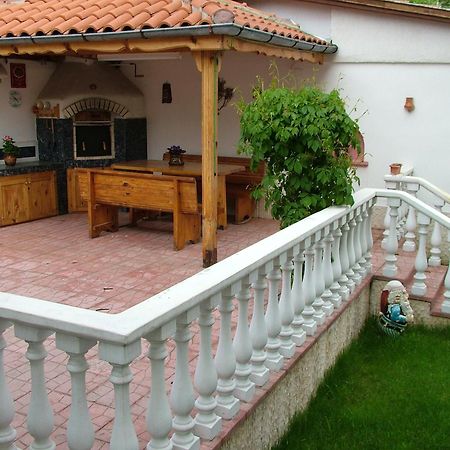 Family Hotel Emaly 1 Bankya Bagian luar foto