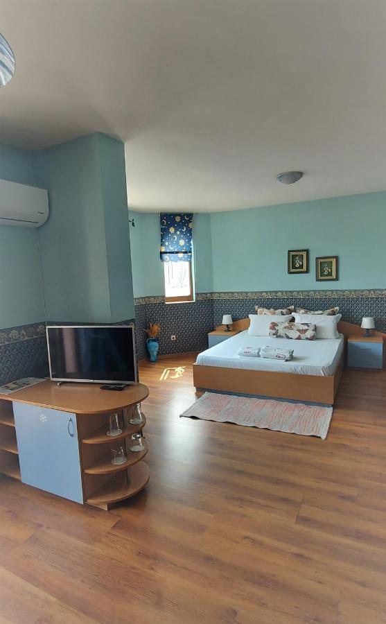Family Hotel Emaly 1 Bankya Bagian luar foto