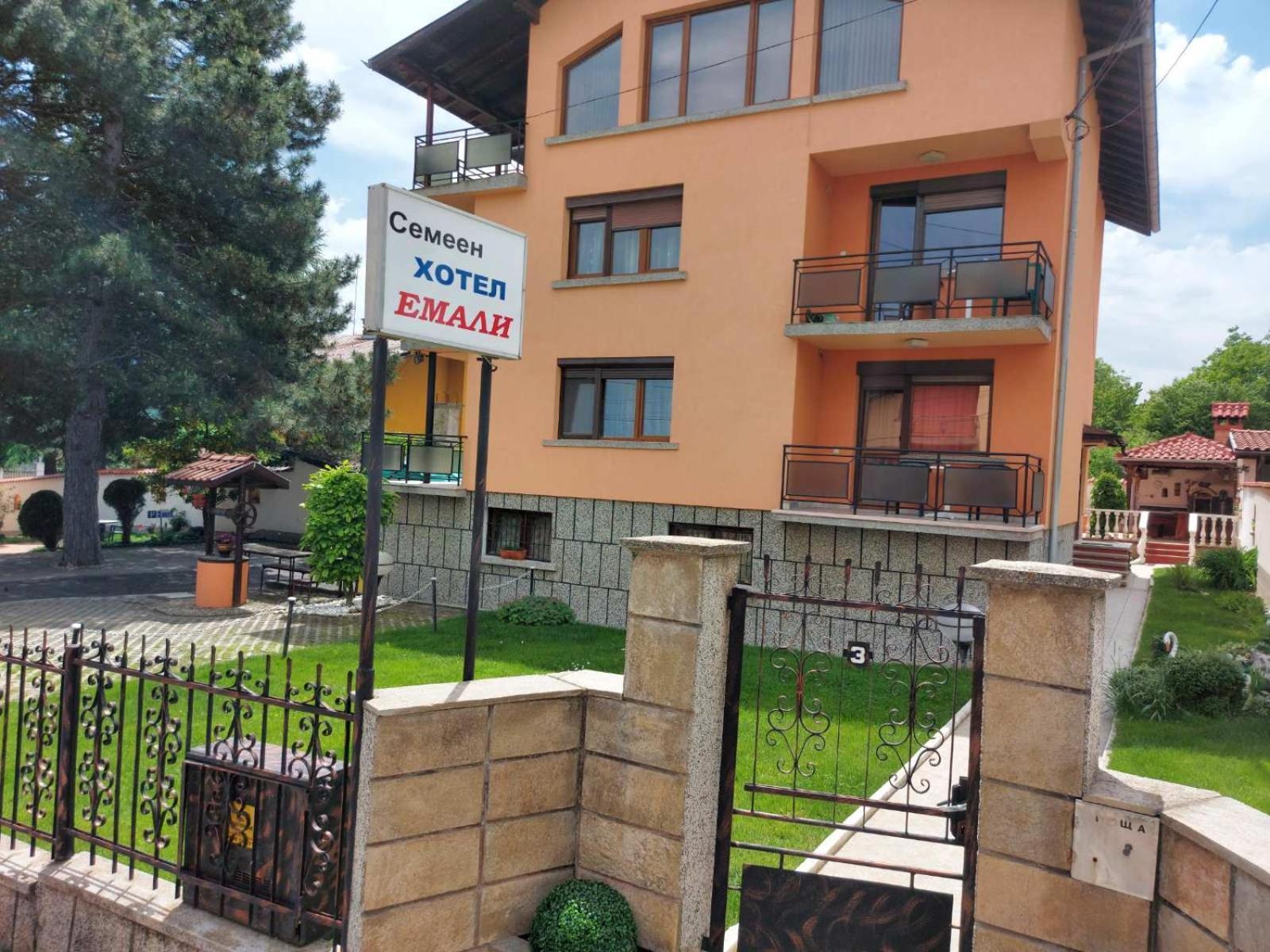 Family Hotel Emaly 1 Bankya Bagian luar foto