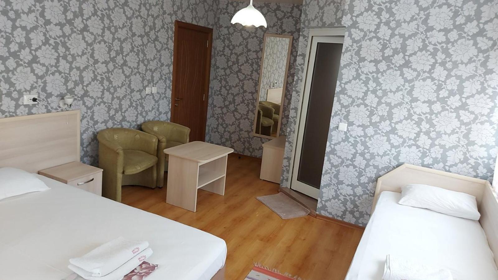 Family Hotel Emaly 1 Bankya Bagian luar foto